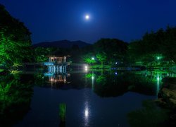 Japonia, Wyspa Honsiu, Miasto Nara, Nara Park, Altana Ukimido Pavilion, Staw, Księżyc, Noc, Drzewa, Odbicie