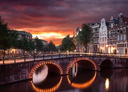Holandia, Amsterdam, Rzeka, Kanał Leidsegracht, Most, Drzewa, Domy, Światła, Zachód słońca, Chmury