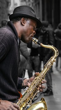 Mężczyzna z saksofonem