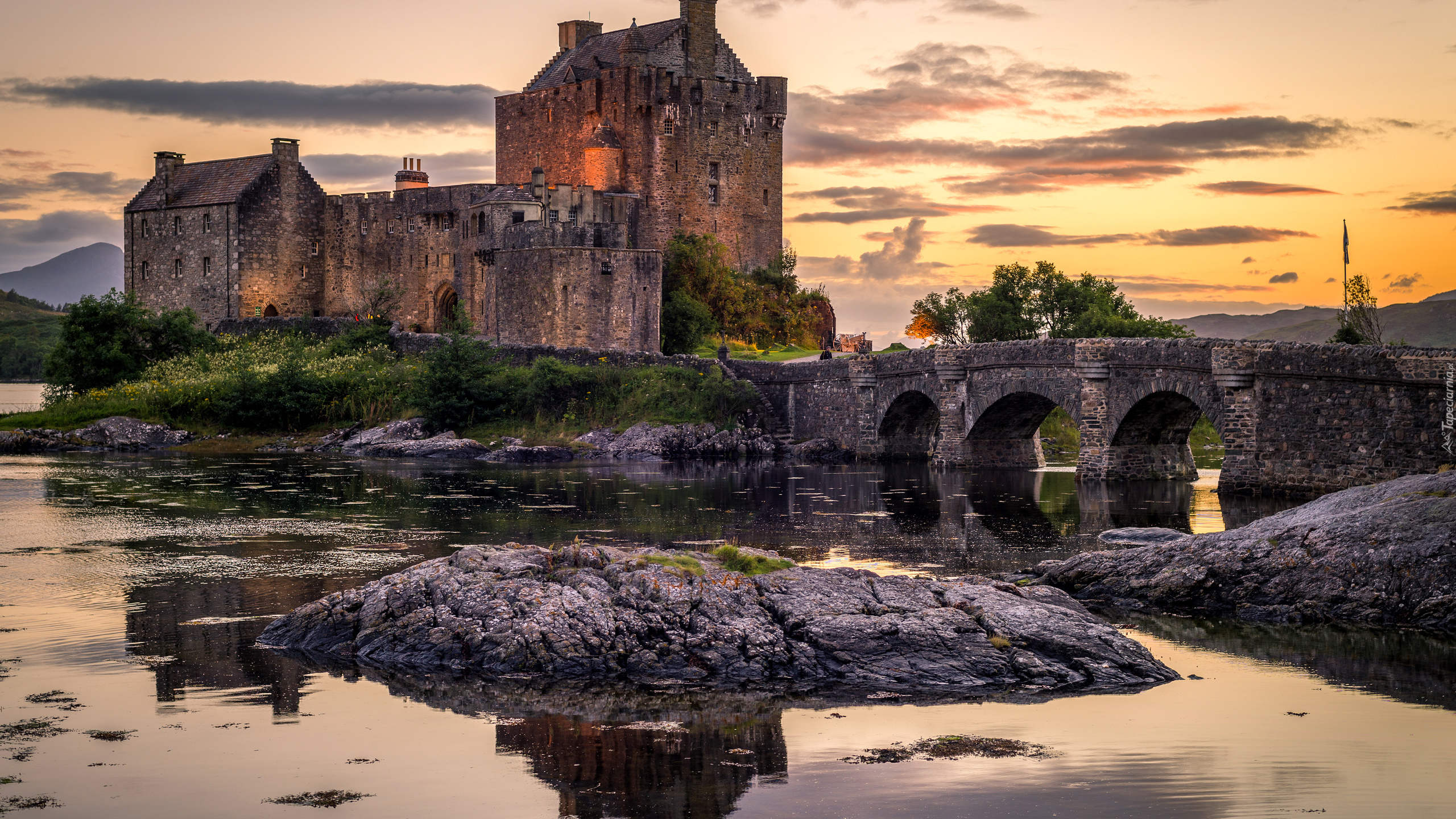 Szkocja, Zamek Eilean Donan Castle, Most, Chmury, Jezioro Loch Duich, Zachód słońca