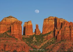 Księżyc, Wschód słońca, Czerwone, Skały, Krzewy, Cathedral Rocks, Sedona, Arizona, Stany Zjednoczone