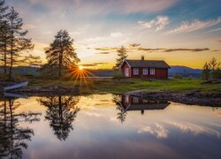 Norwegia, Ringerike, Jezioro Vaeleren, Drzewa, Łódka, Dom, Promienie słońca