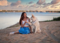 Kobieta z psem na plaży