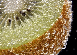 Krople wody na rozkrojonym owocu kiwi