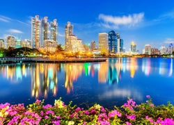 Tajlandia, Bangkok, Wieżowce, Rzeka Menam, Światła, Odbicie, Kwiaty