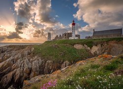 Latarnia morska Saint Mathieu, Morze, Skały, Chmury, Plougonvelin, Bretania, Francja