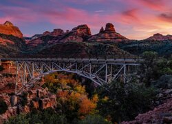 Stany Zjednoczone, Arizona, Sedona, Góry, Skały, Most, Midegly Bridge, Oak Creek Canyon, Drzewa, Jesień