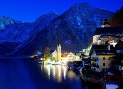 Austria, Alpy Salzburskie, Miasteczko Hallstatt, Jezioro Hallstättersee, Góry, Światła, Noc, Zima