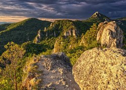 Góry Strażowskie, Skały, Sulovskie skały, Ciemne, Chmury, Drzewa, Słowacja