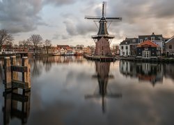 Wiatrak De Adriaan, Rzeka Spaarne, Miasto Haarlem, Holandia, Domy