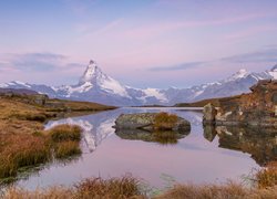 Jesień, Góry, Alpy, Jezioro, Stellisee Lake, Sucha, Trawa, Kamienie, Zermatt, Szwajcaria