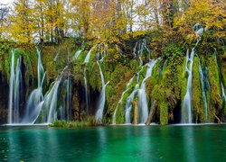 Wodospad, Omszałe, Skały, Drzewa, Jesień, Park Narodowy Jezior Plitwickich, Chorwacja